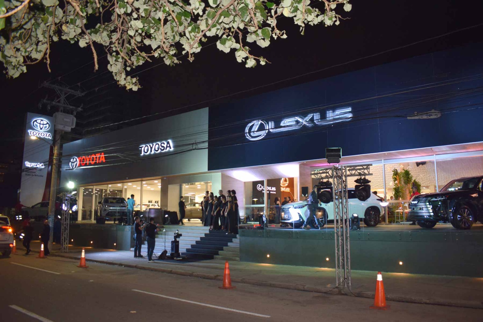 Square Lexus Lexus eleva la sofisticación con un showroom centrado en la experiencia ...